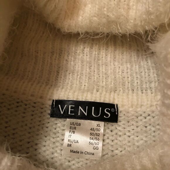 Beautiful white plush turtle neck by Venus - Picture 4 of 8